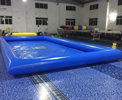 Costura doble sobre las piscinas de tierra con los equipos de reparación para la piscina inflable de los parques